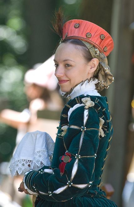Elizabethan Renaissance 16th Century Forest Green Velvet Gown Elizabethan Renaissance 16th Century Forest Green Velvet Gown