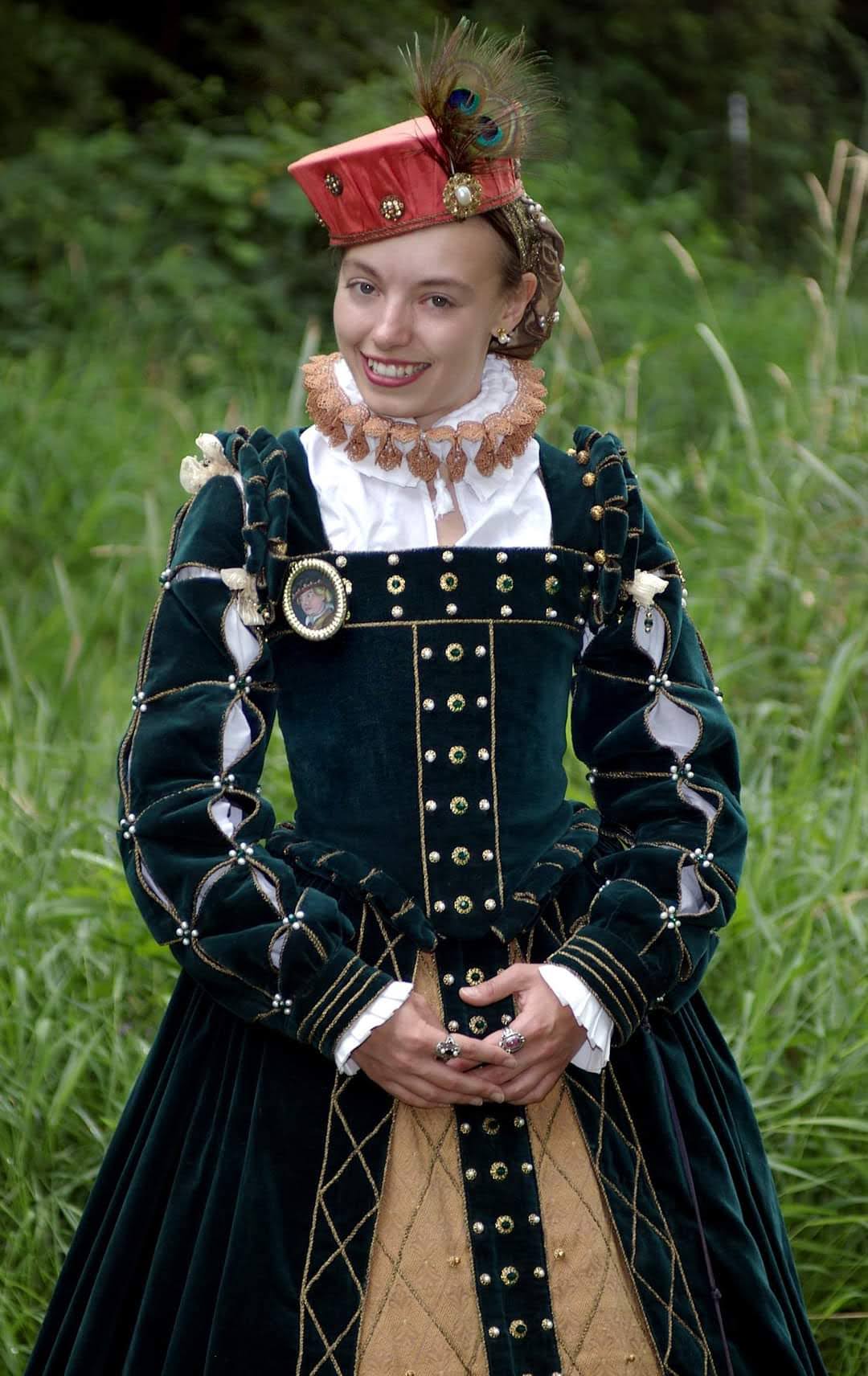 16th Century Elizabethan Renaissance Forest Green Velvet Dress by Hollyville