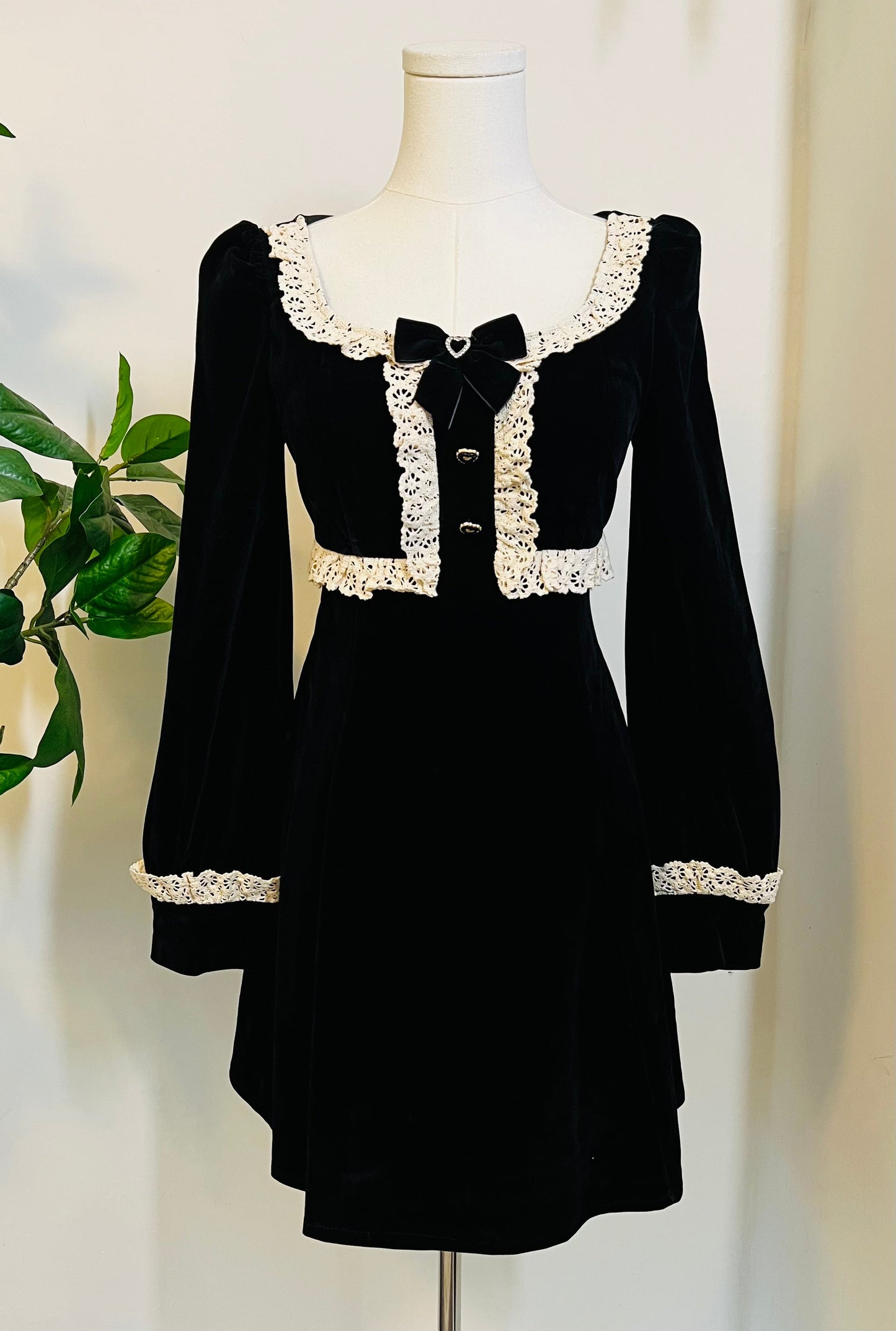 Sabrina - Luscious 60s style Velvet Mini Dress