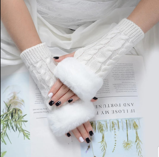 Knit Gauntlets with fur trim